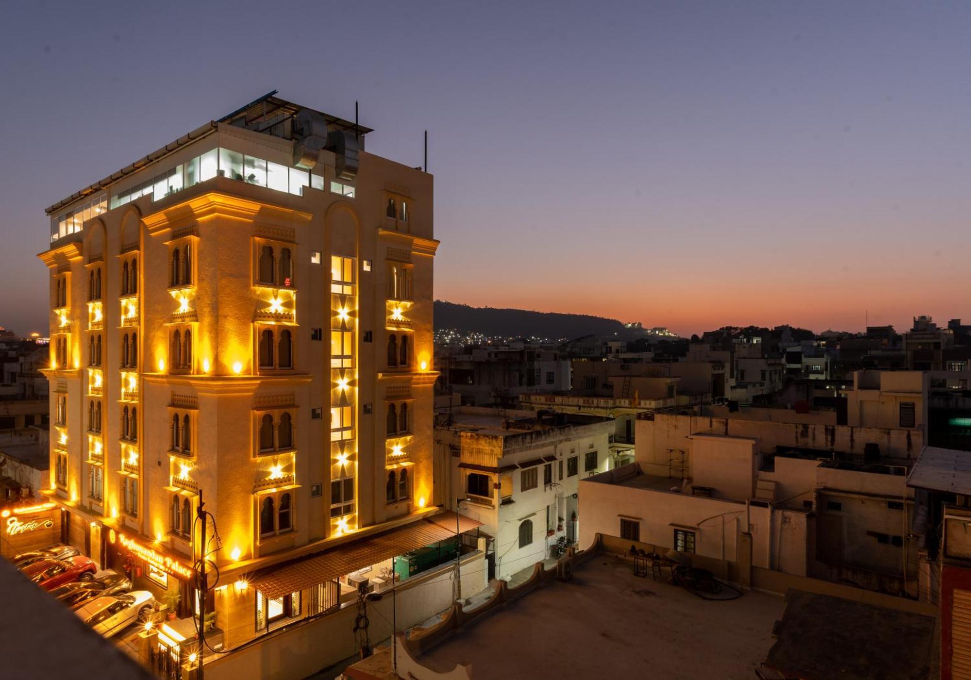 Raghunandan Palace - A Premier Boutique Stay, City Center & 500 Meters From City Railway Station Удайпур Екстериор снимка