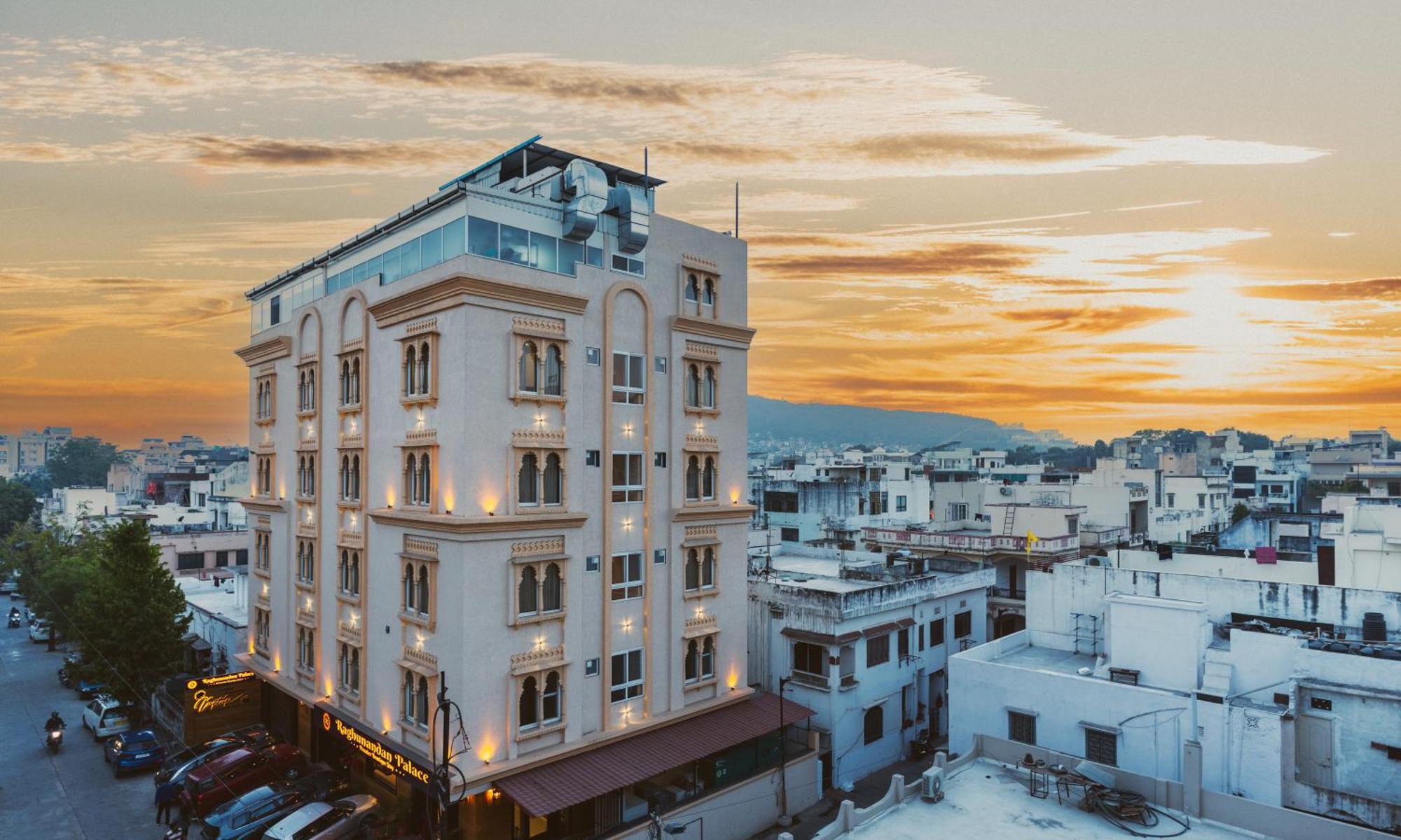 Raghunandan Palace - A Premier Boutique Stay, City Center & 500 Meters From City Railway Station Удайпур Екстериор снимка