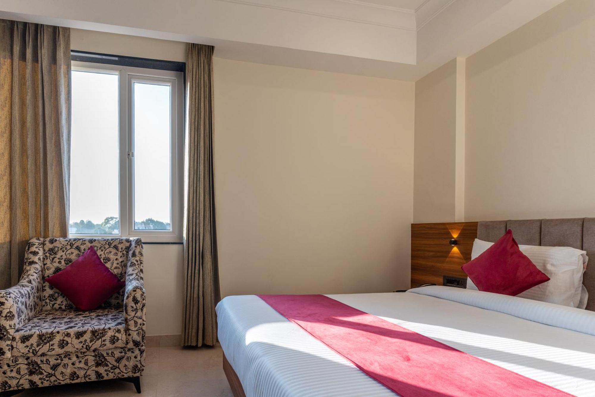 Raghunandan Palace - A Premier Boutique Stay, City Center & 500 Meters From City Railway Station Удайпур Екстериор снимка